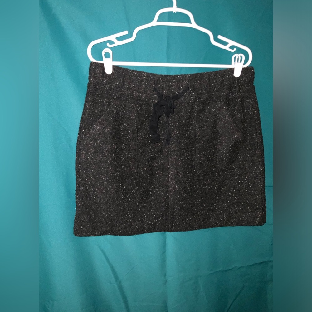 LOFT PETITES, GRAY AND WHITE SPECKLED SKIRT, Size XL, 34” WAIST, LENGTH 15”, EUC